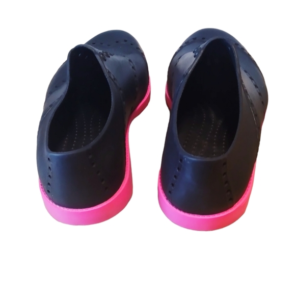 BIION Unsex Black and Magenta Rubber Oxford Golf Shoes Men Size 4 Women Size 6. - Picture 2 of 6